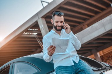 Sakallı adam bir telefon kullanma