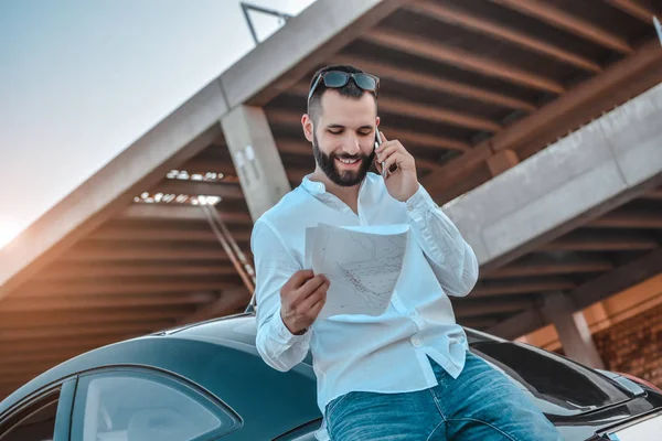 Sakallı adam bir telefon kullanma