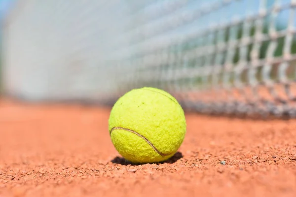 バック グラウンドでネットで裁判所のテニス ボール — ストック写真