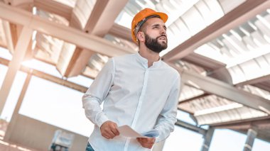 İnşaat alanında çalışan bir mimarın portresi.