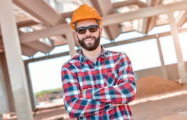 İnşaat alanında çalışan bir mimarın portresi.