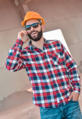 İnşaat alanında çalışan bir mimarın portresi.
