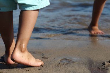 Sahilde oynayan çocuklar.