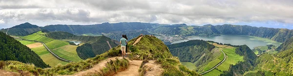 Jeune Couple Profiter Vue Panoramique Sur Cratère Sete Cidades Pico — Photo