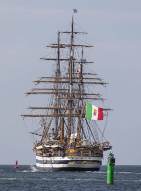 Port Warnemnde, Almanya - 11 Ağustos: Italien Donanması'na ait yelken eğitim gemisi 