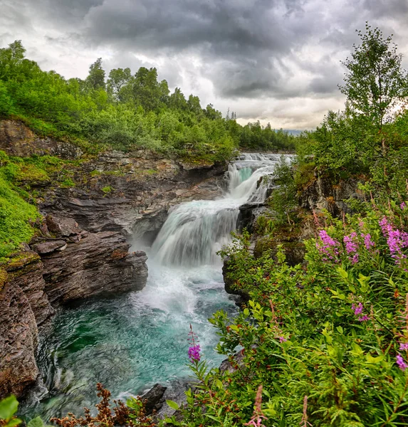 Waterfall Gaustafallet Κοντά Στο Vildmarksvgen Στη Βόρεια Σουηδία — Φωτογραφία Αρχείου