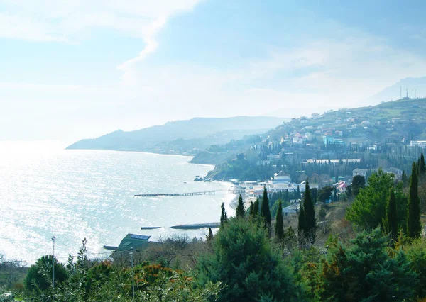  Manzara deniz kıyısı, tepeler ve orman