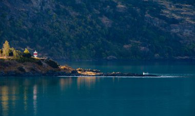 Puerto Guadal deniz fenerinde gün batımı. aysen bölgesi. Patagonia. Şili