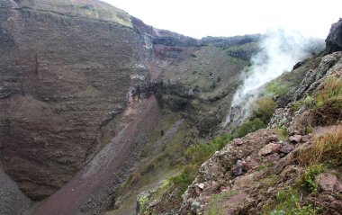 Bir krater Vesuvius, Campania, İtalya'nın güzel manzarasına