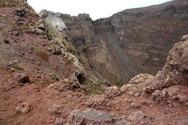 Bir krater Vesuvius, Campania, İtalya'nın güzel manzarasına