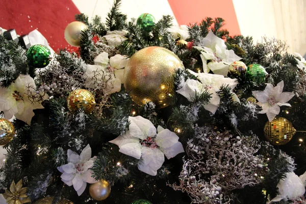Beautiful Christmas Tree Decorations Golden Balls — Stock Photo, Image