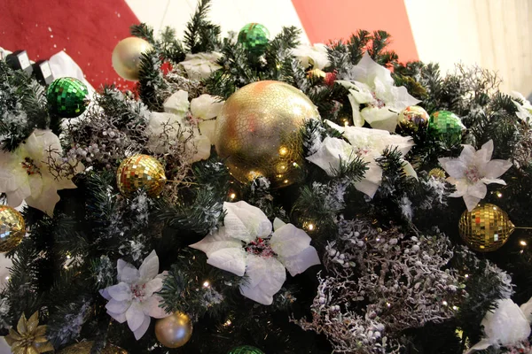 Bel Arbre Noël Avec Des Décorations Des Boules Dorées — Photo