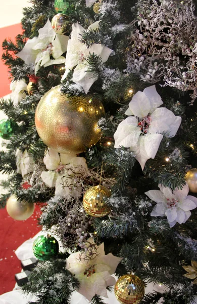 Bel Arbre Noël Avec Des Décorations Des Boules Dorées — Photo