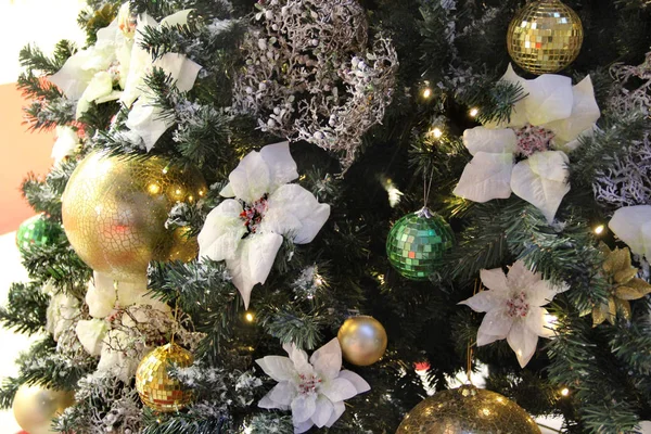 Schöner Weihnachtsbaum Mit Dekorationen Und Goldenen Kugeln — Stockfoto