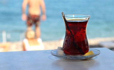 Geleneksel Türk çayı sahilde, Antalya