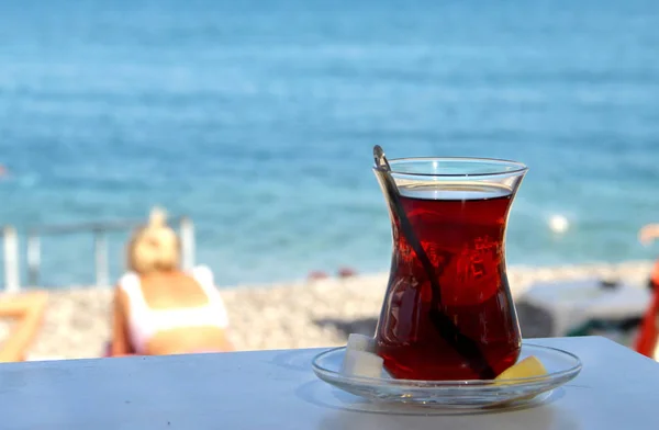 Geleneksel Türk Çayı Sahilde Antalya — Stok fotoğraf