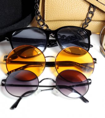 Aksesuar ve güneş gözlüğü karışımı 