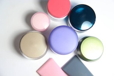 Renkli kavanozlardaki güzel cilt kremlerinin karışımı.