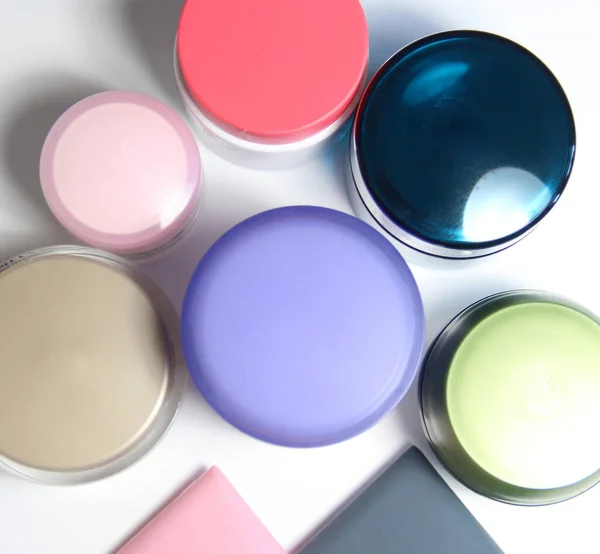 Meng Van Gezichtscrèmes Voor Een Mooie Huid Levendige Kleurrijke Potten — Stockfoto