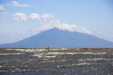 Nikaragua Gölü yakınındaki bir volkan. Güzel göl Nikaragua ortasında ada: Ometepe var. Volkanlar Concepcion ve Maderas bilinir. Concepcin yüksekliği 1610 m ve volkan Maderas 1394 m.