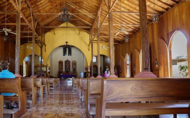 San Juan Del sur, Nikaragua, 03/08/2016, Rıhtımlar üzerinde kilisenin kapalı. San Juan Del sur Katolik Kilisesi'nde mütevazı bir iç tasarıma sahiptir. Her dua için sadece.