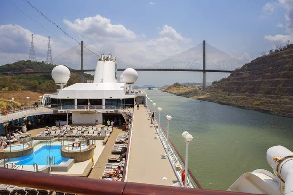 Panama Kanal 2016 Krydstogtskib Går Panama Kanalen Efterlod Centennial Bridge - Stock-foto