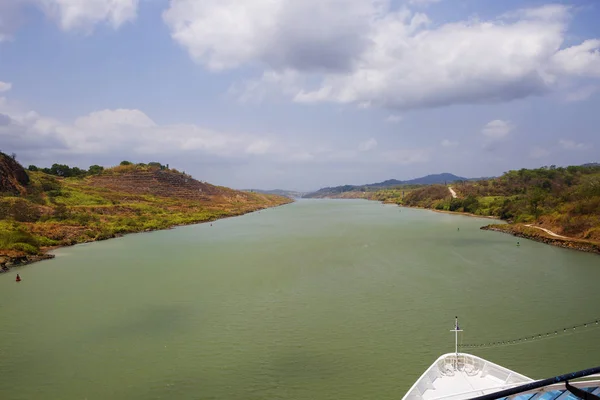 Die Ufer Des Panamakanals Das Kreuzfahrtschiff Befindet Sich Auf Dem — Stockfoto