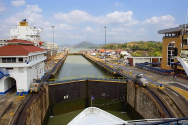 Panama Kanalı, 03/11/2016, Miraflores kilitler. Bu Pasifik Okyanusu'ndan Panama Kanalı'nın ilk kapıdır. Bu ana kanal The Panama Bay ile girişi. İki-odası ağ geçidi Miraflores .