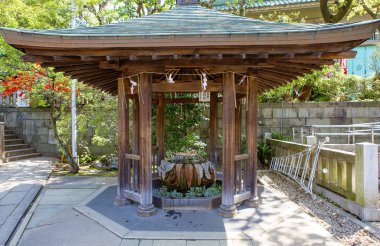 Tokyo, Japonya, 04/19/el yıkama havuzu Shinto tapınağı'nda 2017. Torii ana Shinto giriş için ana kapısı yanındaki el ve ağız yıkama için taş havuzları yerleştirdiği bir yol tapınaktır.