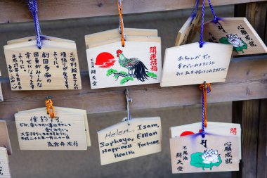Tokyo, Japonya, 04/19/2017, Ema Shinto tapınakları içinde ritüel plaklar bunlar. Dua ve dilek özel kurullarında bırakmak Şinto geleneği Ema denilen.
