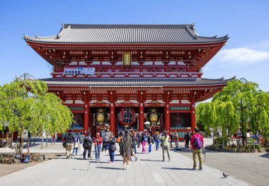 Tokyo, Japonya, 04/20/2017, Asakusa Kannon Tapınağı... Hozomon Gate (Gate-Hazine). Bu büyük bir kapı, ikinci görkemli binasının bu ülkenin önemli bir kültürel miras ilan tapınağın değerleri depolar.. 