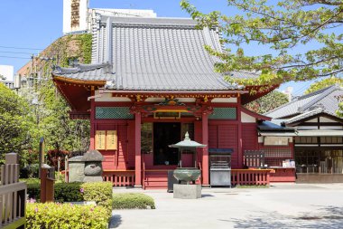 Tokyo, Japonya, 04/20/2017, Asakusa Kannon Tapınağı. Küçük tapınak Awashimado Hall. Onun inşaat tarihleri tarihi 17-18 yüzyılın sonuna kadar geri. İkinci Dünya Savaşı'ndan sonra bir süre için ana bina olarak görev yaptı, sonra mo yapıldı