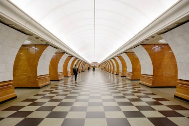 Moscow, Rusya Federasyonu, 10/26/2017, Park Pobedy Metro istasyonları. İstasyon adı ve tema tasarım yakındaki zafer Parkı için aldı. Duvar kaplama kullanılan turuncu Mermer için zemin granit siyah ve gri yapılmış. 