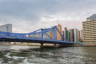 Tokyo, Japonya, 04/21/2017, güzel mavi Kiyosu köprüden Sumida nehir. Tur tekne altında on iki köprü Sumida nehrin karşısına geçer..