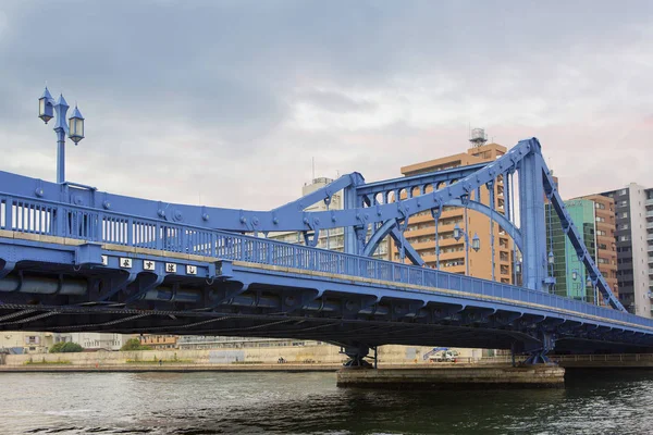 Tokyo, Japonya, 04/21/2017, güzel mavi Kiyosu köprüden Sumida nehir. Tur tekne altında on iki köprü Sumida nehrin karşısına geçer..