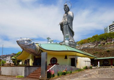 Nagasaki, Japonya, 04/24/2017, Fukusai Tapınağı. Bir tapınaktır Budistler, karmaşık... Mozolenin içinde olduğu bir sarkaç Foucault, 25 metre yüksekliği olan bir büyük beyaz heykeli ile dev bir kaplumbağa şeklinde yapılır.