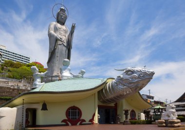 Nagasaki, Japonya, 04/24/2017, Fukusai Tapınağı. Bir tapınaktır Budistler, karmaşık... Mozolenin içinde olduğu bir sarkaç Foucault, 25 metre yüksekliği olan bir büyük beyaz heykeli ile dev bir kaplumbağa şeklinde yapılır.