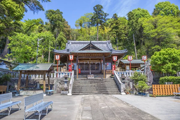 Nagasaki, Japonya, 04/24/2017, Yasaka tapınak. Nagasaki tapınakları biri. Bir tepe üzerinde yer alan bir çok sığınak'a gitmek merdiven nerede.