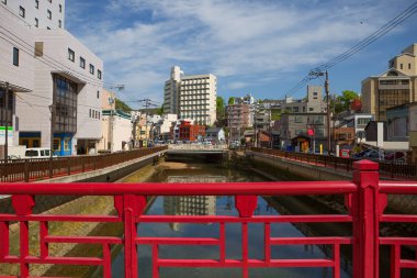 Nagasaki, Japonya, cityscape. Nagasaki Japonya'da Kyushu Adası yakınındaki Nagasaki Körfezi batısında yer alan şehir merkezi var. Yeşil tepelerle çevrili doğal liman biridir en güzel dünya.