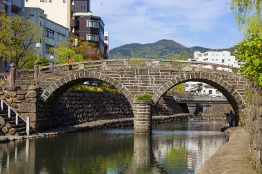 Nagasaki, Japonya, 04/24/2017, vizörün Köprüsü. Oküler Köprüsü, Nagasaki, Japonya Nakasima nehirde bir taş iki kemer köprüdür. Bir değerli kültürel Simgesel Yapı Japonya. (
