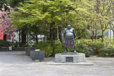 Sendai, Japonya, 04/29/2017, şehir heykel parkta. Kuruluşundan bu yana, Sendai sakinleri bahçelerinde ağaç dikmek zorunda olduğu gibi Sendai, Japonya, en yeşil şehirler biridir.