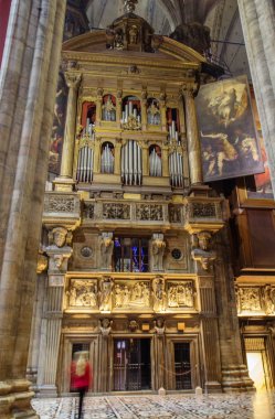 Milan, İtalya, 11/27/2012, Duomo Katedrali iç. Organ. Milan Katedrali iç sanat bir başyapıt ve içinde saklanan dini eserler için Katolik müminler hac bir yer yapmak.