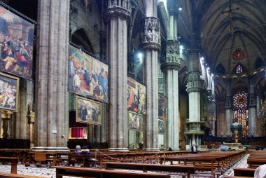 Milan, İtalya, 11/27/2012, Duomo Katedrali iç. Milano Duomo. Milan Katedrali iç sanat bir başyapıt ve içinde saklanan dini eserler için Katolik müminler hac bir yer yapmak.