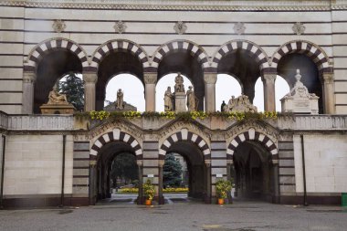 Milan, İtalya, 11/28/2012, anıtsal mezarlığı. Bir güzel ve etkileyici anıtsal mezarlığı İtalya olduğunu. Şu ana girişinde etkileyici bir büyük binada mermer ve onurlu vatandaş mezar evler taş işte.