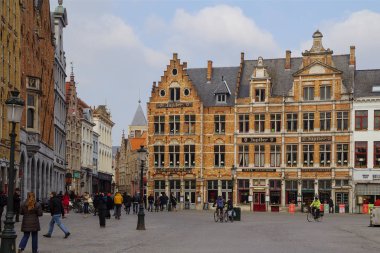 Bruges, Belçika, 02/23/2013, Grote Markt kare. Bruges Grote Markt Meydanı şehrin tarihi ortasıdır. Unesco Dünya Mirası listesinde listelenen ve Bruges mimarisinin bir özelliktir.