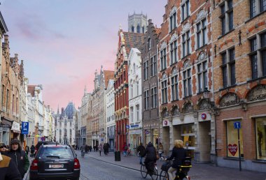 Bruges, Belçika, 02/23/2013, cityscape. Bruges Çan Kulesi. Belediye Binası. Muhteşem mimarisi ve çekicilik, biri Avrupa'nın en güzel bir şehirdir. Çok uzak olduğunu Ortaçağ çan kulesine Grote Markt meydanında bir c sembolleri