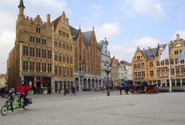 Bruges, Belçika, 02/23/2013, Grote Markt kare. Bruges Grote Markt Meydanı şehrin tarihi ortasıdır. Unesco Dünya Mirası listesinde listelenen ve Bruges mimarisinin bir özelliktir.