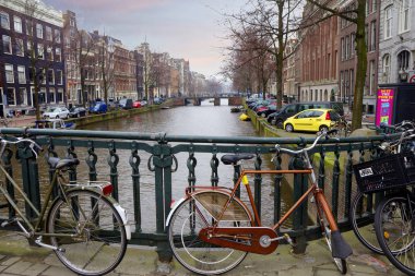 Amsterdam, Hollanda, 02/25/2013, Amsterdam kanalları. Şehirde kanal ağı toplam uzunluğu yaklaşık 75 km., 165 su yolları vardır. Onlar sadece küçük zevk tekneler ve özel tekne gidin. Farklı boyutlarda 1500'den fazla köprüler 
