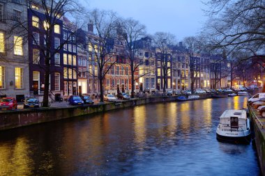 Amsterdam, Hollanda, 02/25/2013, Amsterdam kanalları. Şehirde kanal ağı toplam uzunluğu yaklaşık 75 km., 165 su yolları vardır. Onlar sadece küçük zevk tekneler ve özel tekne gitmek. 