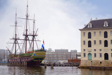 Amsterdam, Hollanda, 02/26/2013, Ulusal Denizcilik Müzesi. Müze binası 1656 Hollandalı klasisizm tarzında inşa edilmiştir. Müze binası yanındaki küçük bir iskele nerede yelkenli gemi 
